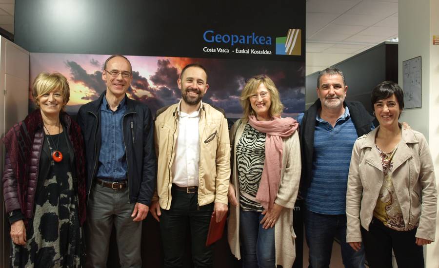 El diputado de Turismo, Denis Itxaso, y la directora de Turismo, Maite Cruzado, visitan Geoparkea